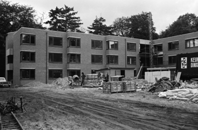 850895 Gezicht op de nieuwbouw van het verzorgingstehuis Beukenstein (Hoofdstraat 57) te Driebergen. Bij het ...